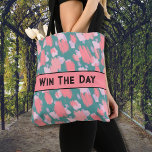 Abstract kleurrijk patroon tote bag<br><div class="desc">Laat je een beetje motiveren met deze inspirerend quote canvas tas. "Win The Day" op de voor- en achterkant in zwart modern lettertype dat een beetje een Gatsby-vibe heeft. Maar u kunt de tekst ook wijzigen voor een andere snelle herinnering of naam of iets anders als u wilt. Het penseelstreekpatroon...</div>