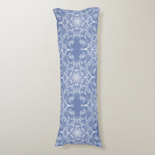 Abstract Lacy Fractal Snowflake Pattern op Blue Lichaamskussen (Voorkant Verticaal)