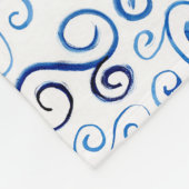 Abstract licht tot donkerblauw curvepatroon fleece deken (Hoek)