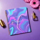 Abstract meisje Paars roze Iridescent Holographic Planner<br><div class="desc">Een moderne en op maat gesneden planner. Het ontwerp is voorzien van een paarse,  roze en blauwe abstracte iriserende holografische achtergrond. Pas aan met uw eigen tekst,  naam en jaar.</div>