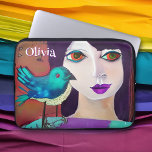 Abstract Meisje & Vogel Paarse en Blauwgroen Geper Laptop Sleeve<br><div class="desc">Voeg jouw namen toe aan dit lieve gepersonaliseerde tablet hoesje.  grillige illustratie van een volkskunstmeisje met een vogeltje op haar schouder.  accenten van blauwgroen en paarse abstracte AI-kunst.</div>