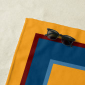 Abstract modern geel blauw & rood monogram strandlaken (In situ)