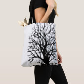 Abstract modern zwart boomsilhouet wit tote bag (Dichtbij)