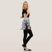 Abstract modern zwart boomsilhouet wit tote bag (Op model)