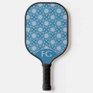 Abstract opengewerkte bloemenmotief in lichtblauwe pickleball paddle