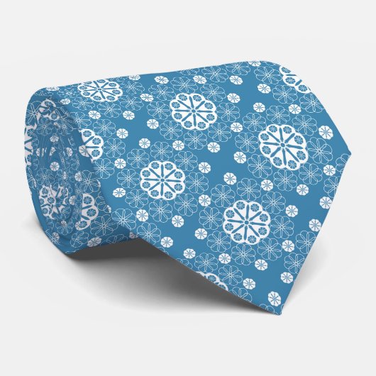 Abstract opengewerkte bloemenmotief in lichtblauwe stropdas (Opgerold)