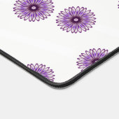 Abstract paars bloemenpatroon op wit bureaumat (Hoek)