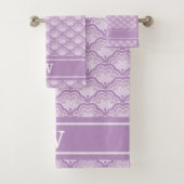 Abstract paars bloempatroon met monogram initiaal bad handdoek (Insitu)