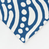 Abstract patroon 110523 - White on Shibori Blue Fleece Deken (Hoek)