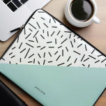 Abstract patroon op maat gemaakt laptop sleeve<br><div class="desc">Schimmelig en cool zwart en wit geometrisch abstract patroon dat door de het patroonstijl van Memphis met een kleurenaccent wordt geïnspireerd. Pas het aan met jouw naam of monogram.</div>
