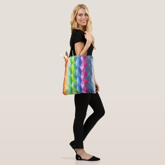 Abstract patroon voor geometrische regenboogstaafp tote bag (Op model)