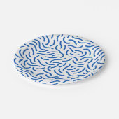 Abstract pattern of thick, wavy blue lines papieren bordje (Gekanteld)