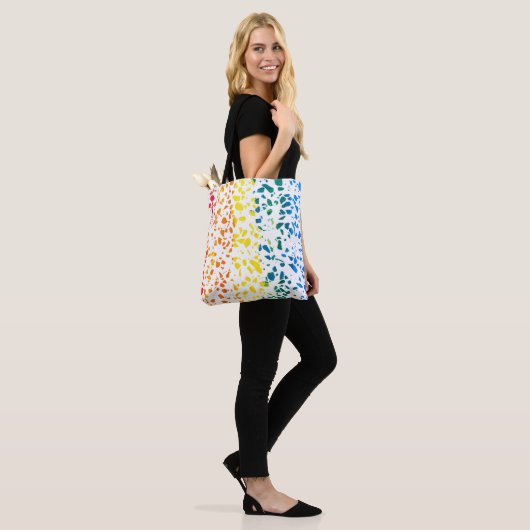 Abstract Rainboogpatroon van Terrazzo Mosaic Tote Bag (Op model)