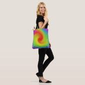 Abstract regenboogwervelwerk tote bag (Op model)