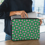 Abstract Retro Forest Groen & Roze Geometrisch Laptop Sleeve<br><div class="desc">Deze abstracte retro bosgroene en roze geometrische laptophoes is een geweldige keuze voor u! Het hedendaagse geometrische patroon is opvallend en modern midden in de eeuw,  perfect voor elke werkruimte.</div>