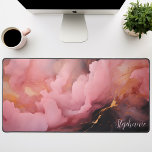 Abstract Roze Zwart en Goud Gepersonaliseerd Bureaumat<br><div class="desc">Verhoog uw werkruimte met deze gepersonaliseerde bureaumat met een opvallend abstract ontwerp in levendige roze en luxe gouden tinten. De gedurfde zwarte accenten zorgen voor een vleugje drama, terwijl u met de aanpasbare optie jouw naam of een motivatie offerte kunt toevoegen. Het gladde oppervlak biedt een comfortabele basis voor uw...</div>