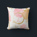 Abstract script voor Gold Peach Floral Waterverf Kussen<br><div class="desc">Prachtige perziken en gouden moderne,  abstracte vormgeving die met Mr. en Mrs. script.</div>