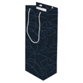 Abstract Swirling Vine | Modern Line Art Dark Navy Wijn Cadeautas (Voorkant Gekanteld)