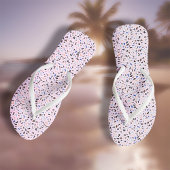 Abstract Terazzo mozaïekpatroon op roze achtergron Teenslippers