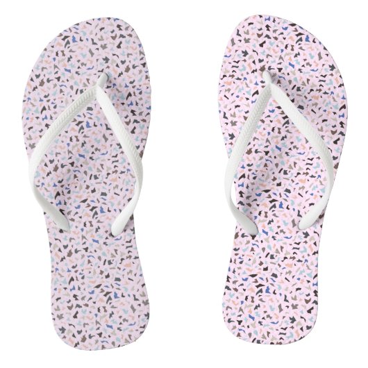 Abstract Terazzo mozaïekpatroon op roze achtergron Teenslippers (Voetbed)
