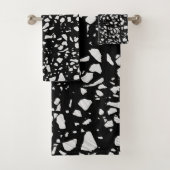 Abstract Terrazzo Mosaic Black en White Pattern Bad Handdoek (Insitu)