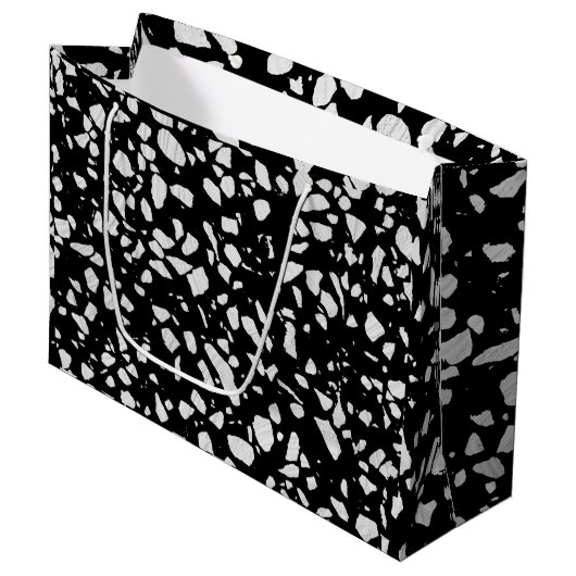 Abstract Terrazzo Mosaic Black en White Pattern Groot Cadeauzakje (Voorkant Gekanteld)