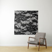 Abstract vrouw zwart-wit jurk als ruggegraat wandkleed (In situ)