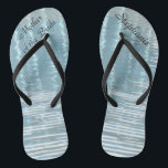 Abstract Water Moeder van Bruid Naam Bruiloft Blau Teenslippers<br><div class="desc">Deze gepersonaliseerde, comfortabele Moeder van de bruid Teenslippers zijn een eenvoudig, elegant en chique cadeau voor leden van de bruids partij - bruid, bruidsmeisje, bruidsmeisje ... Ze zullen toevoegen aan de festiviteiten van uw trouwdag, vrijgezellenfeest of andere viering. Geweldig aan het strand! Eenvoudig aan te passen naam en titel. Originele...</div>