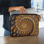 Abstract zwart-goudspiraal laptop sleeve<br><div class="desc">Dit product heeft een abstracte geometrische spiraalvormige fractale kunst in zwarte en goudschoppen.</div>