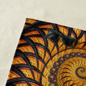 Abstract zwart-goudspiraal strandlaken (In situ)