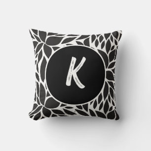 Abstract zwart-wit bloemmotief met monogram kussen