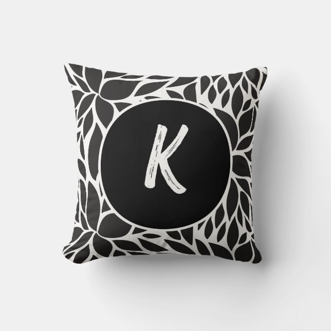 Abstract zwart-wit bloemmotief met monogram kussen (Voorkant)