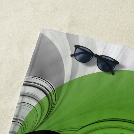 Abstract Zwart-wit met Groene Fractal Art Strandlaken (In situ)