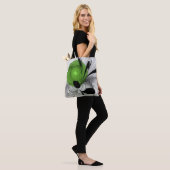 Abstract Zwart-wit met Groene Fractal Art Tote Bag (Op model)