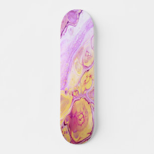 Abstracte acrylverf achtergrond met roze poeder persoonlijk skateboard