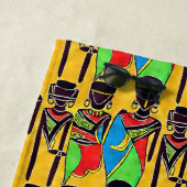 Abstracte Afrikaanse figuren op geel 2 Strandlaken (In situ)