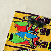 Abstracte Afrikaanse figuren op geel Strandlaken (In situ)