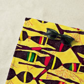 Abstracte Afrikaanse figuren, rood-geel-groen Strandlaken (In situ)