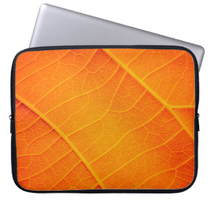 Abstracte afsluiting van een oranje en gele bladte laptop sleeve