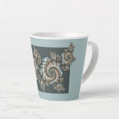 Abstracte beige lichtblauwe fractale kunstspiralen latte mok (Rechterhoek)
