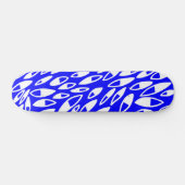 Abstracte benzine - wit op blauw skateboard (Horizontaal)