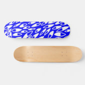 Abstracte benzine - wit op blauw skateboard (Horizontaal)