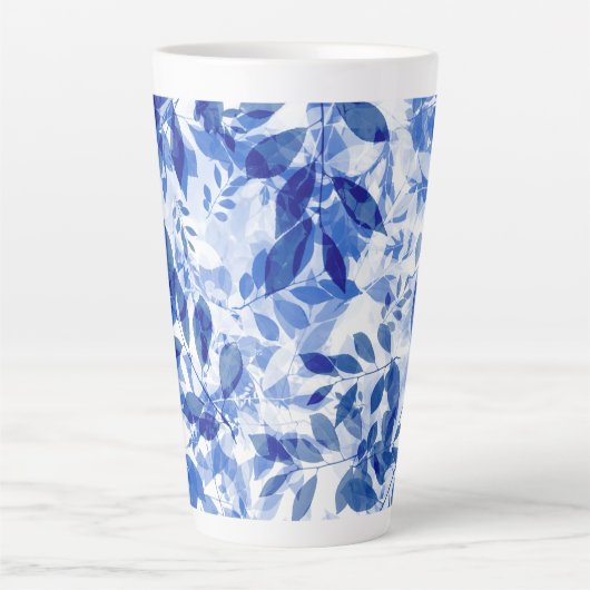 Abstracte blauw en witte bladeren latte mok (Voorkant)