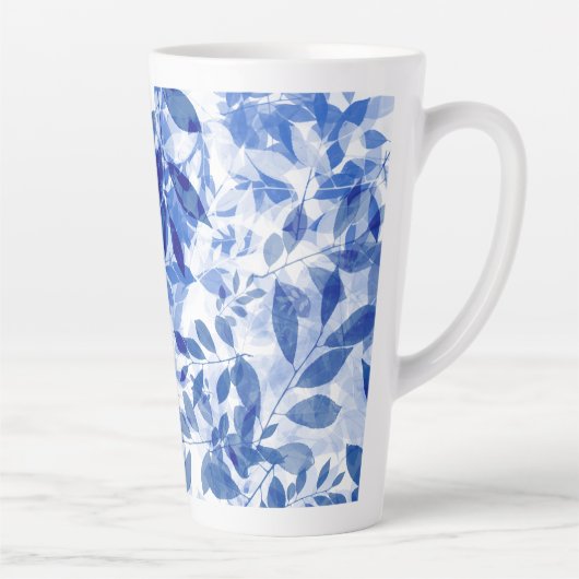 Abstracte blauw en witte bladeren latte mok (Rechts)