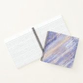 Abstracte blauwe en beige verfstreken in een romme notitieboek (Binnen)