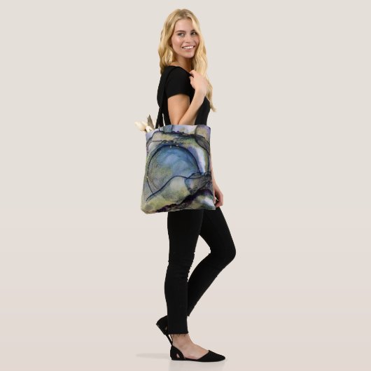 Abstracte blauwe en goudalcoholinkt Vloeibare kuns Tote Bag (Op model)