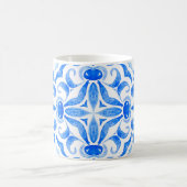 Abstracte blauwe en witte, met de hand getekende t koffiemok (Center)