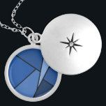 Abstracte blauwe polygons locket ketting<br><div class="desc">Geïnspireerd door gekleurd glas, bevat dit stijlvolle geometrische ontwerp veelhoeken in verschillende tinten blauw geschetst in zwart. Een lichtblauwe driehoek schudt van het hogere recht binnen met een serie van progressief donkerdere blauwe vierhoeken en andere vormen die rond het van licht tot donker draaien. Twee donkerblauwe vormen grond de linkerkant...</div>