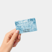 abstracte blauwe veren en sneeuwvlokken badge (Handheld)