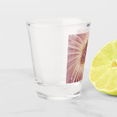 Abstracte bloeiende fractale kunst en schaduwen va shot glas (Links)